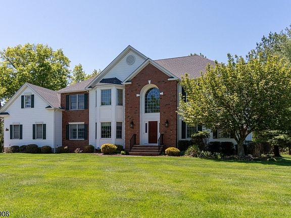 3rd image of 305 Charlton Ln