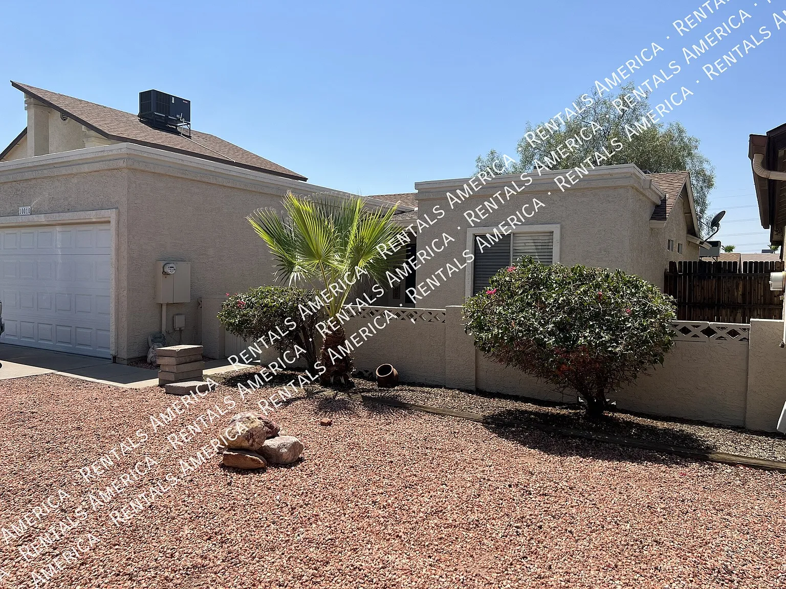 Charming 2 Bd/2 Ba Home With Garage & Fireplace! — Photo 4