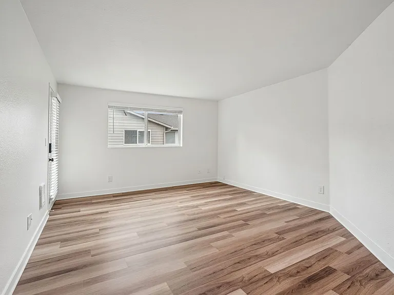 The Arch - Apartments & Townhomes — Photo 8