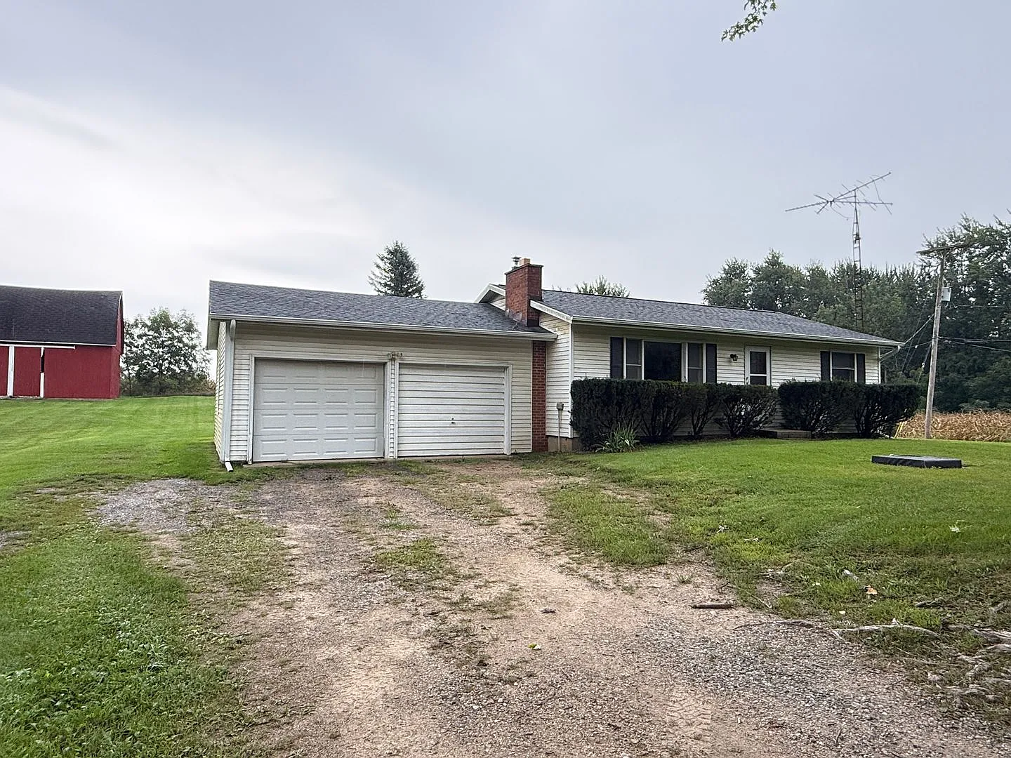 Well-Maintained 2-Bedroom Ranch Home in Brooklyn, MI — Photo 2