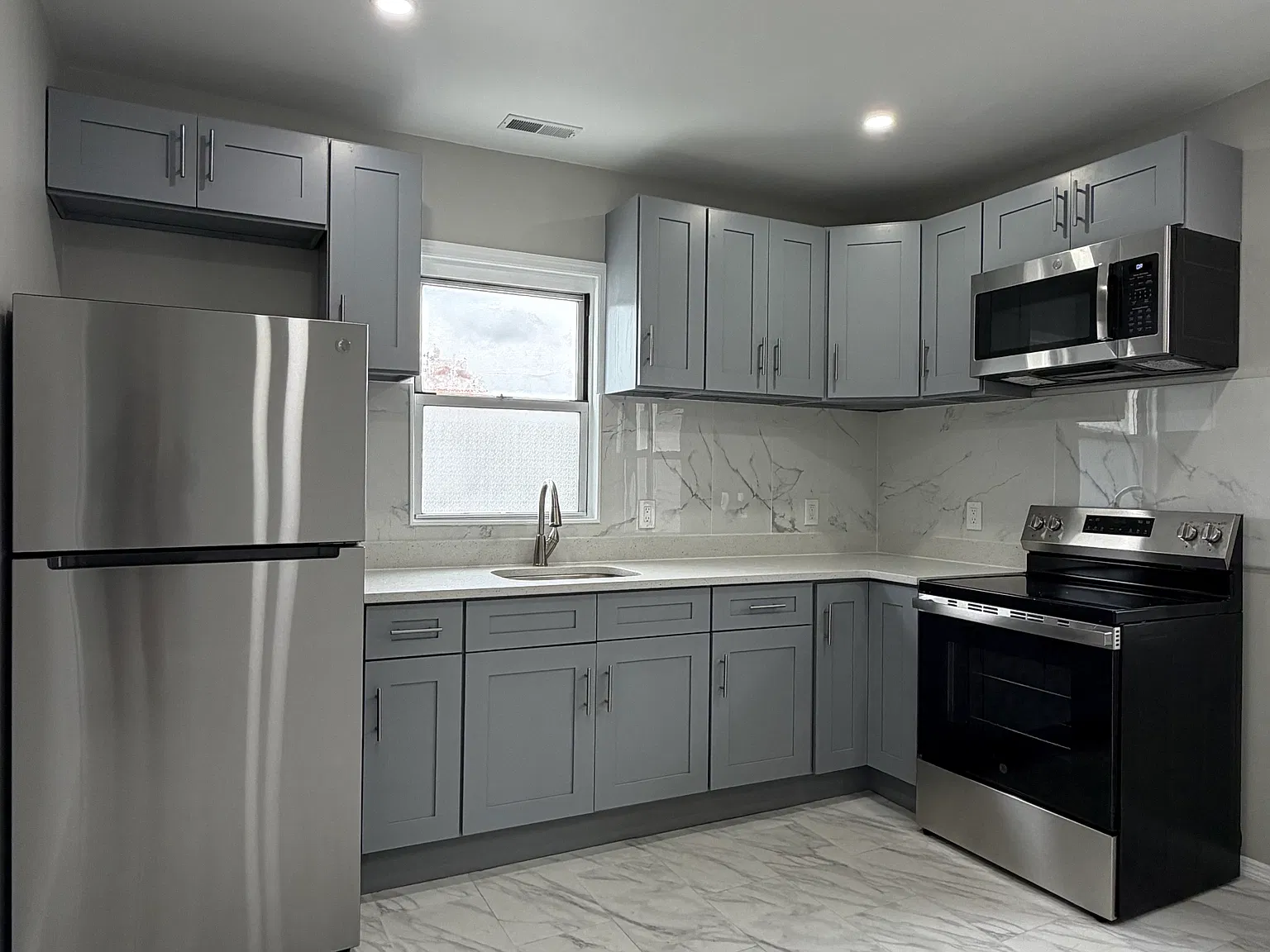 2 bed, $4,000 — Photo 3