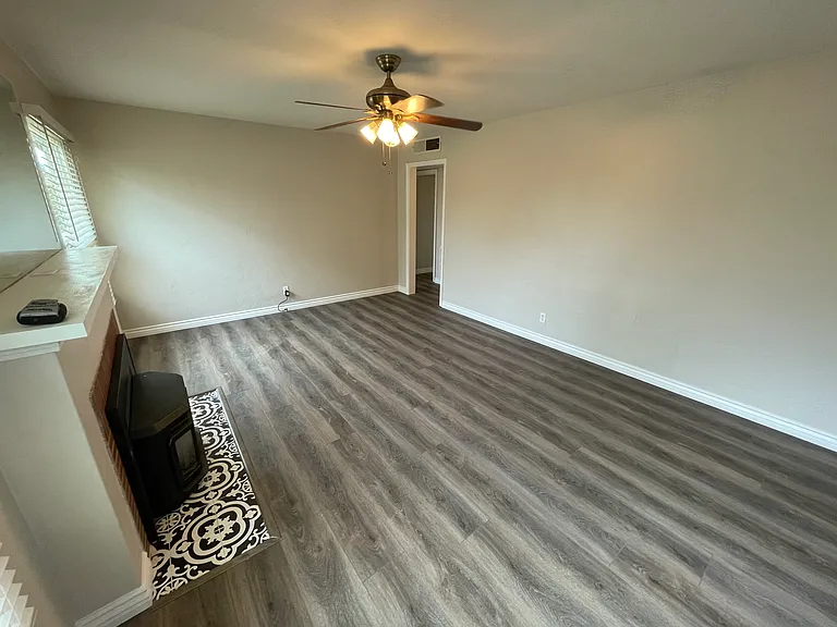 914 W Vassar Ave — Photo 2