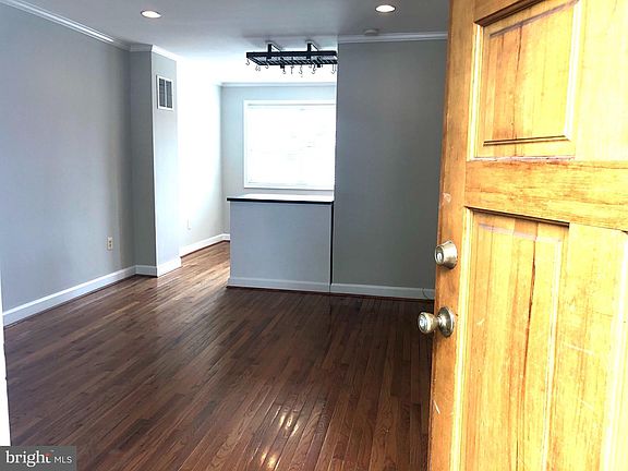 3rd image of 627 S Henry St
