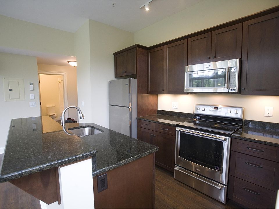Kitchen and breakfast bar