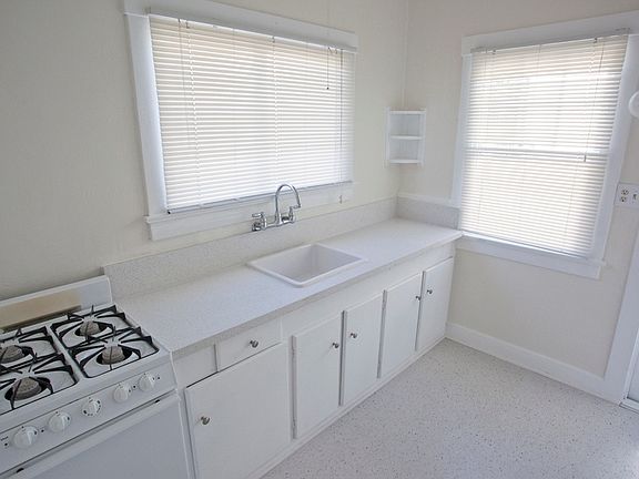 4th image of 221 W Micheltorena St APT 3