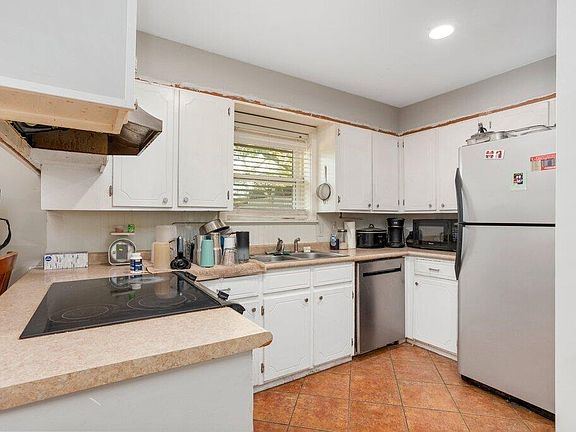 4th image of 114 Greenway St