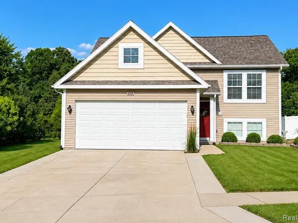 3760 Amber Oaks Dr, Howell, MI 48855