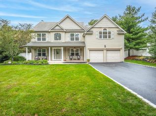 126 Roosevelt Blvd, Hauppauge, NY 11788