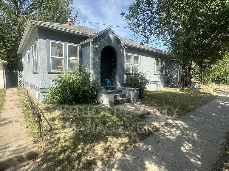 611 6th St #B — Photo 3