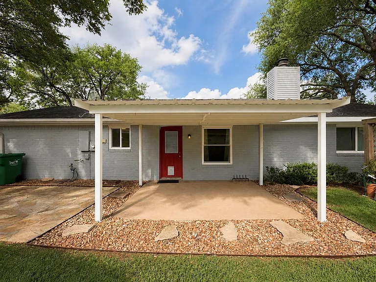 1105 Apache Dr — Photo 2