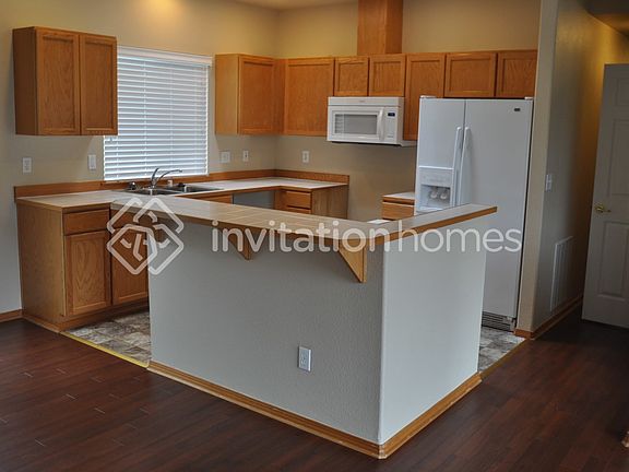 2nd image of 3226 Lake Dr