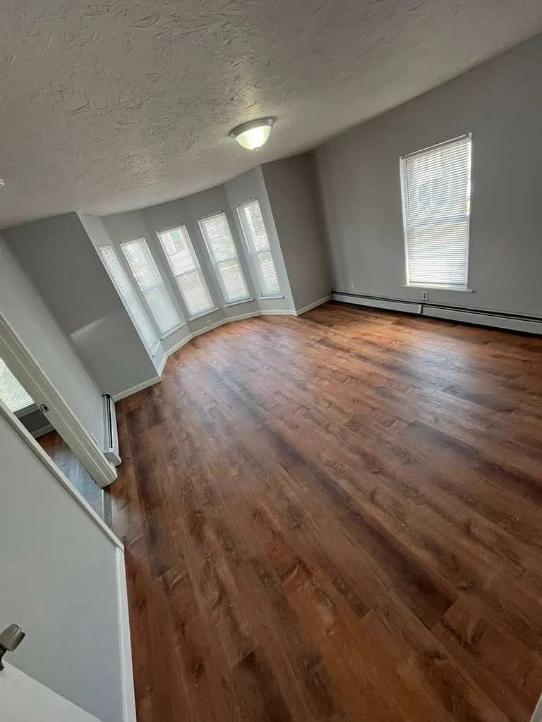 3 bed, 1000 sqft, $2,000 — Photo 3