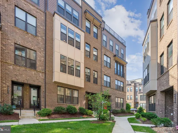 4640 Charger Pl #704, Chantilly, VA 20151