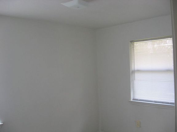 4th image of 208 Gibson St #B