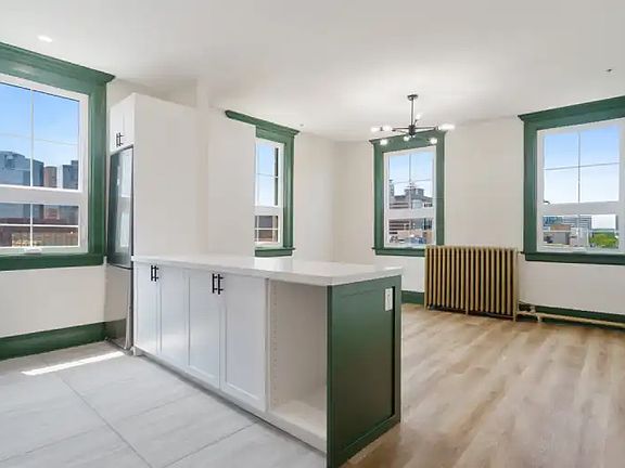 3rd image of 72 James St N #407