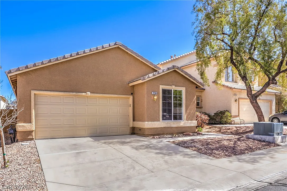 3 bed, 2.0 bath, 1105 sqft, $1,900 — Photo 2