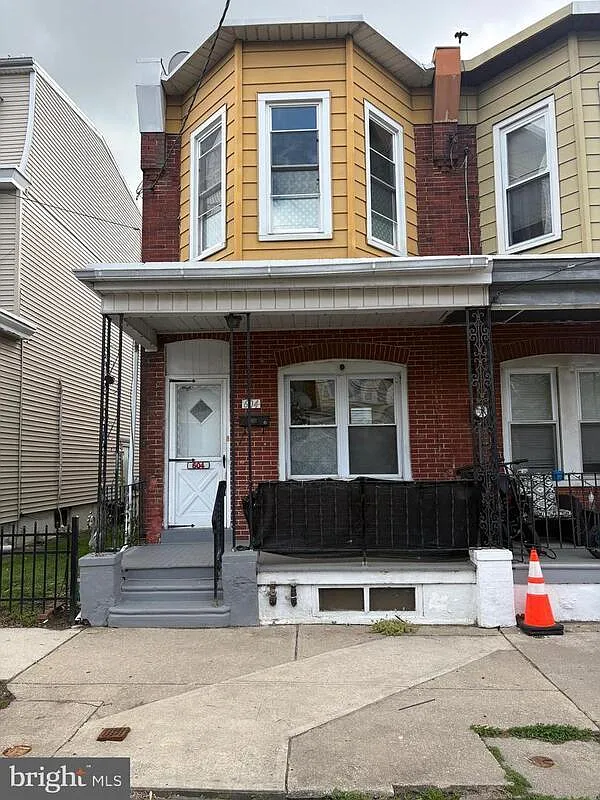 3 bed, 1.0 bath, 1066 sqft, $1,900 — Photo 1