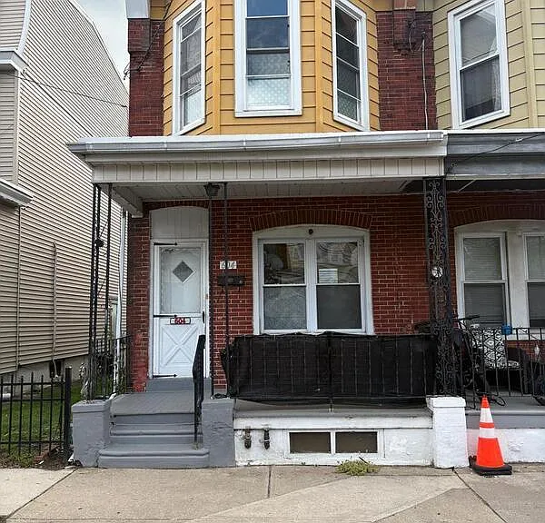 604 Hunter St — Photo 1