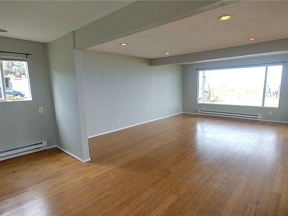 4th image of 19710 Soundview Dr NW