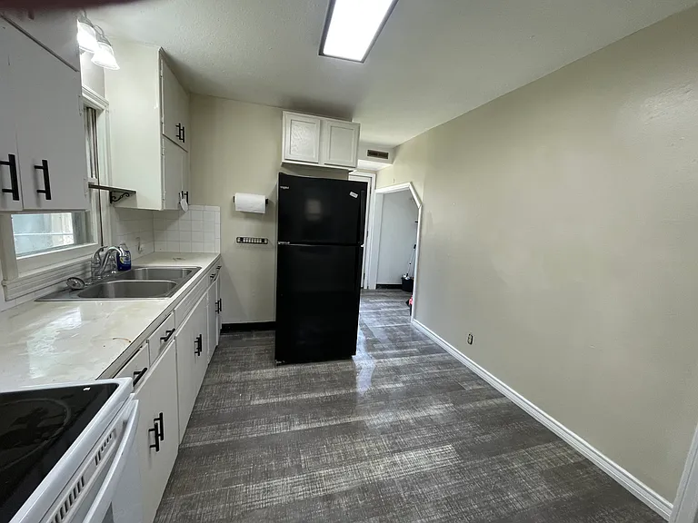 423 E Jackson St — Photo 5