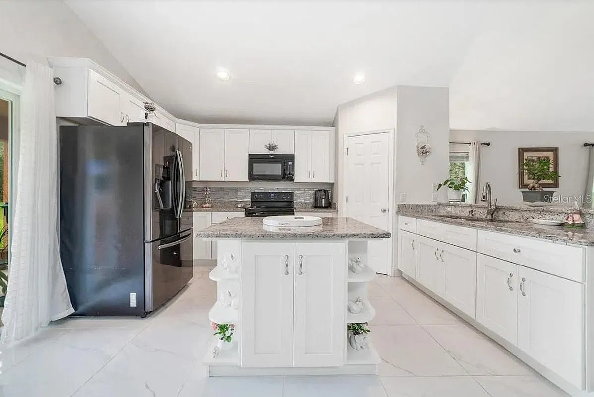 5 bed, 2.0 bath, 1881 sqft, $2,950 — Photo 2