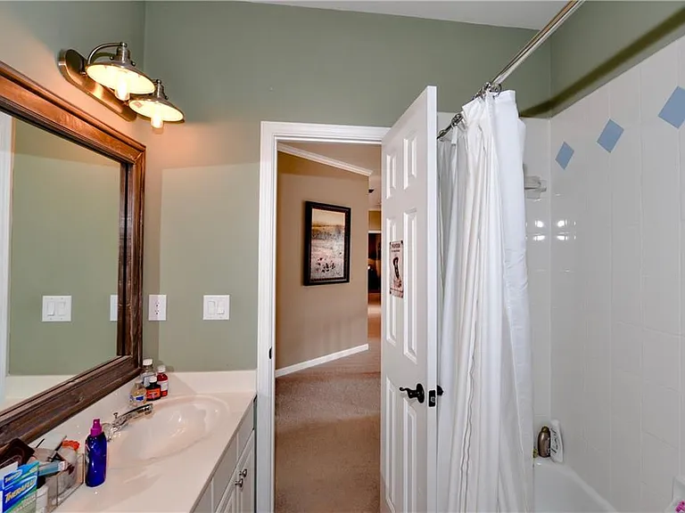 265 Windsor Gate Cv — Photo 44