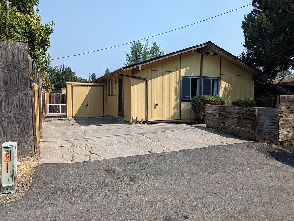 Alley access unit. We are redoing some of the concrete in the driveway which is why the unit is not ready for another week.
