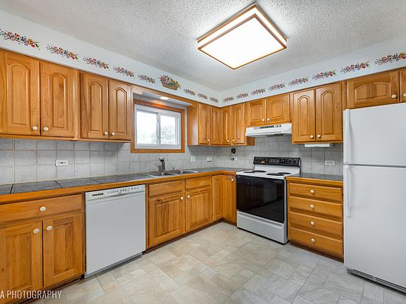 4th image of 74 Hilltop Dr