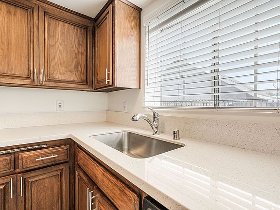 5th image of 4070 Redwood Ave APT 104