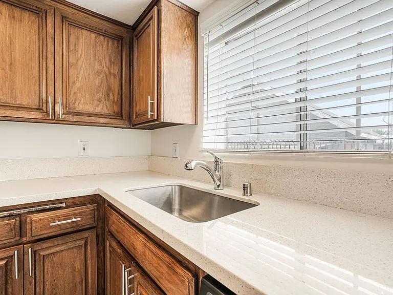 4070 Redwood Ave — Photo 5