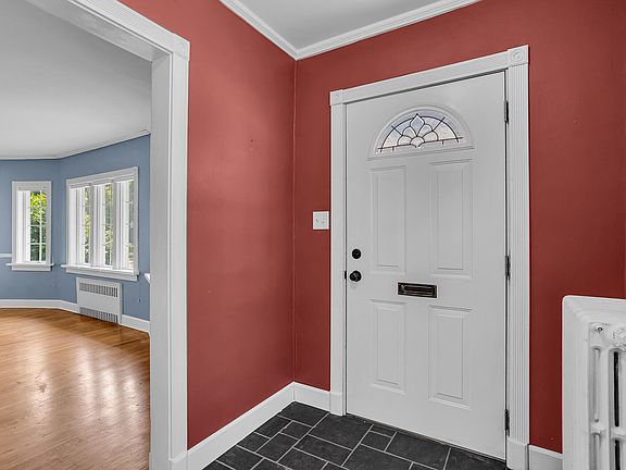 3rd image of 806 Oakridge Dr