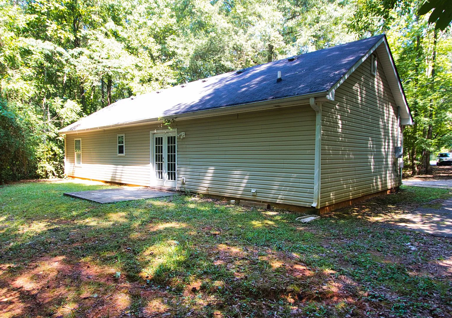 New Listing! 3 Bedroom 2 Bathroom Ranch in Covington! — Photo 3