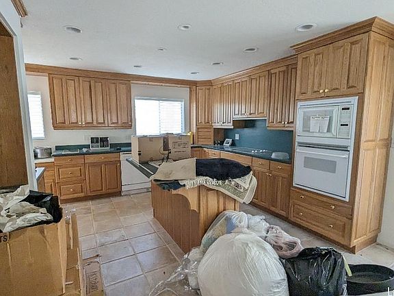 5th image of 687-675 Chinquepin Way