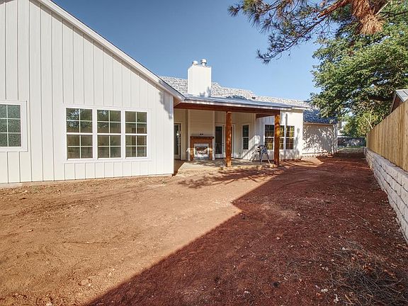 5th image of 902 Laurel Ln