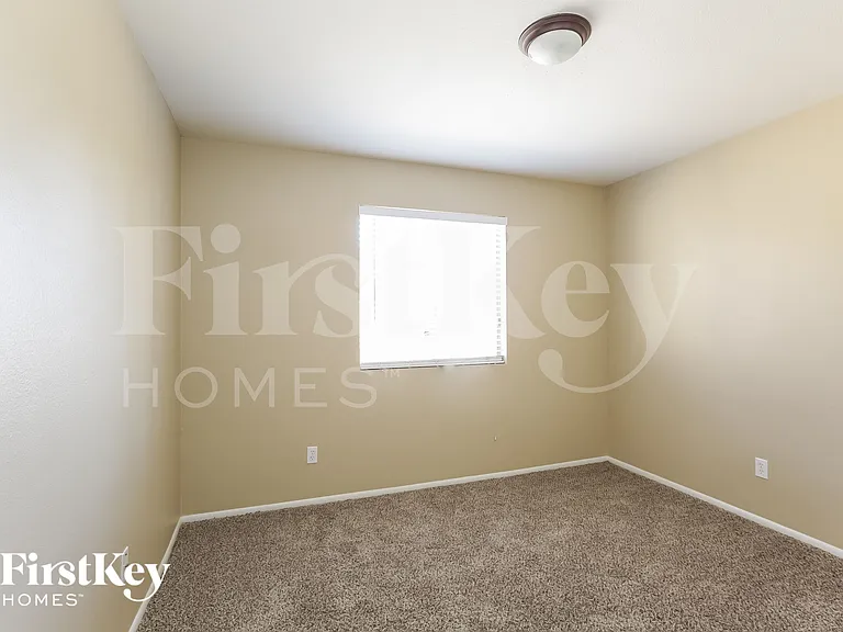 1633 W Charleston Ave — Photo 13