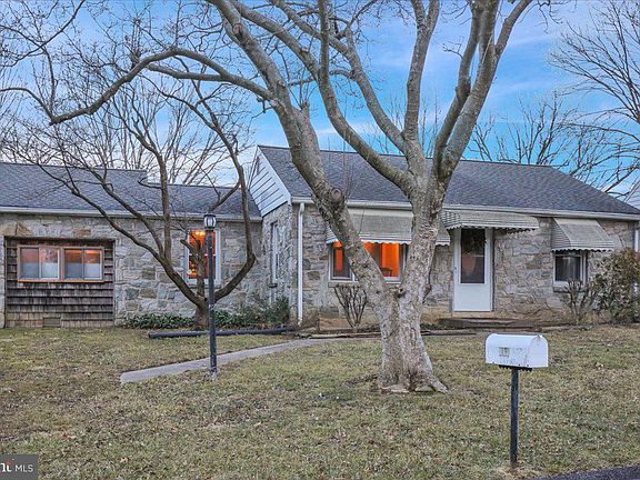 2nd image of 329 Dahlia Rd