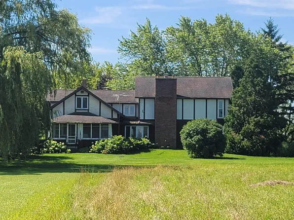 W6866 Cemetery Rd, Van Dyne, WI 54979