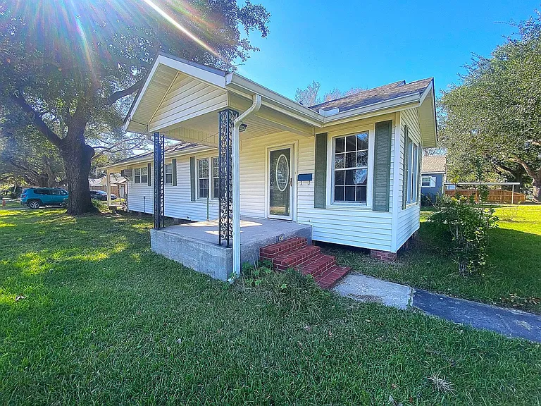 135 W Oak Ln — Photo 2