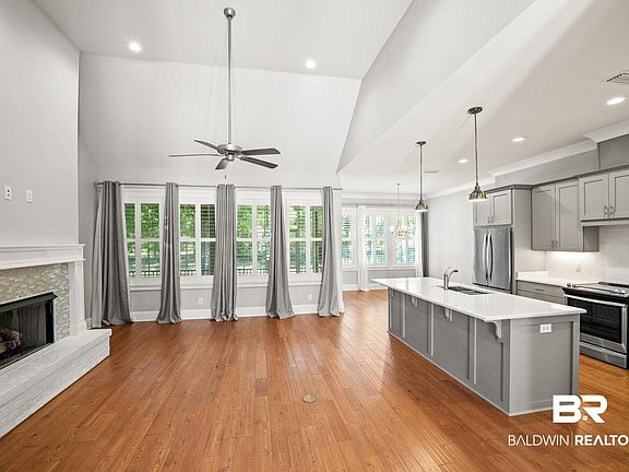 3rd image of 467 Colony Dr