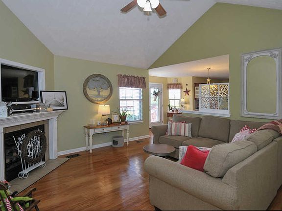 3rd image of 557 Erin Cir