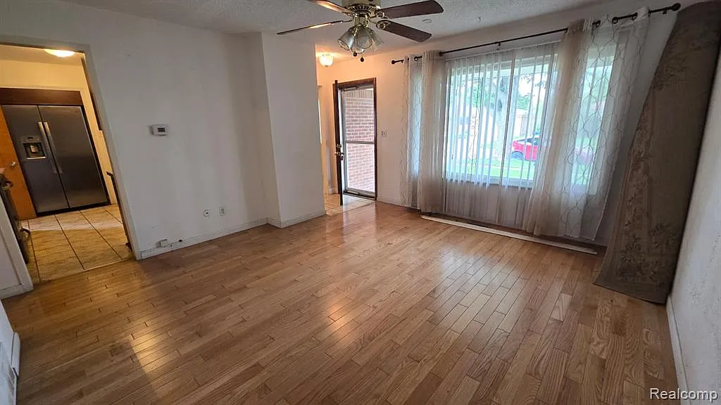 3 bed, 2.0 bath, 2074 sqft, $1,900 — Photo 2