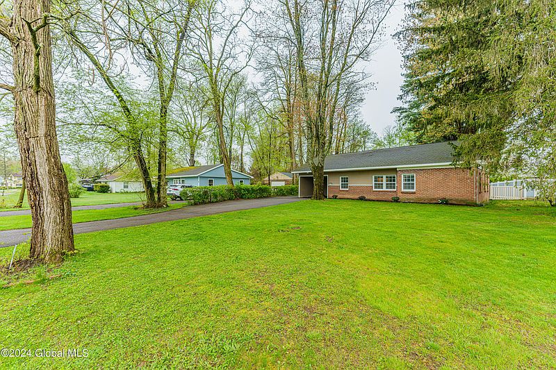 2nd image of 1011 Rose Avenue
