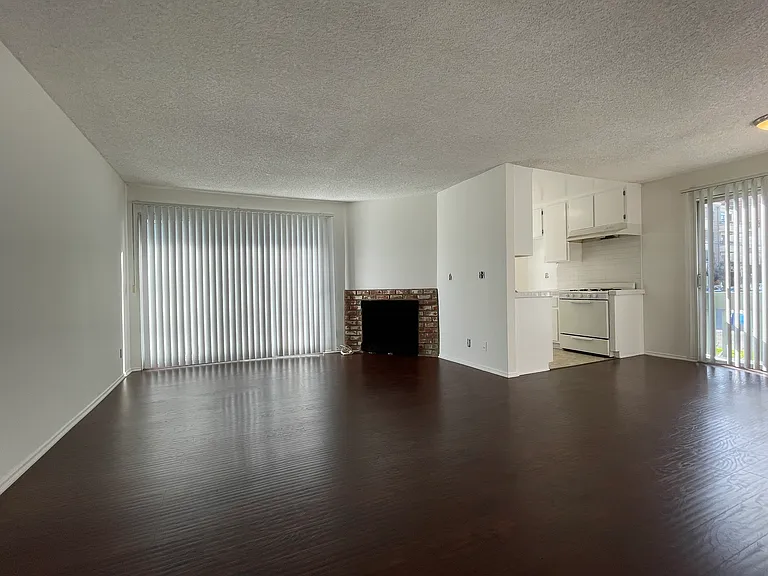 904-908 Granville Ave — Photo 10