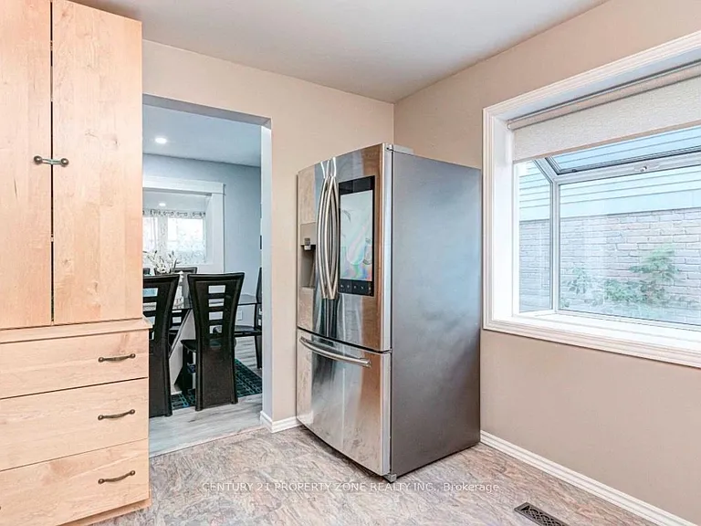 6 Roehampton Cres W — Photo 9