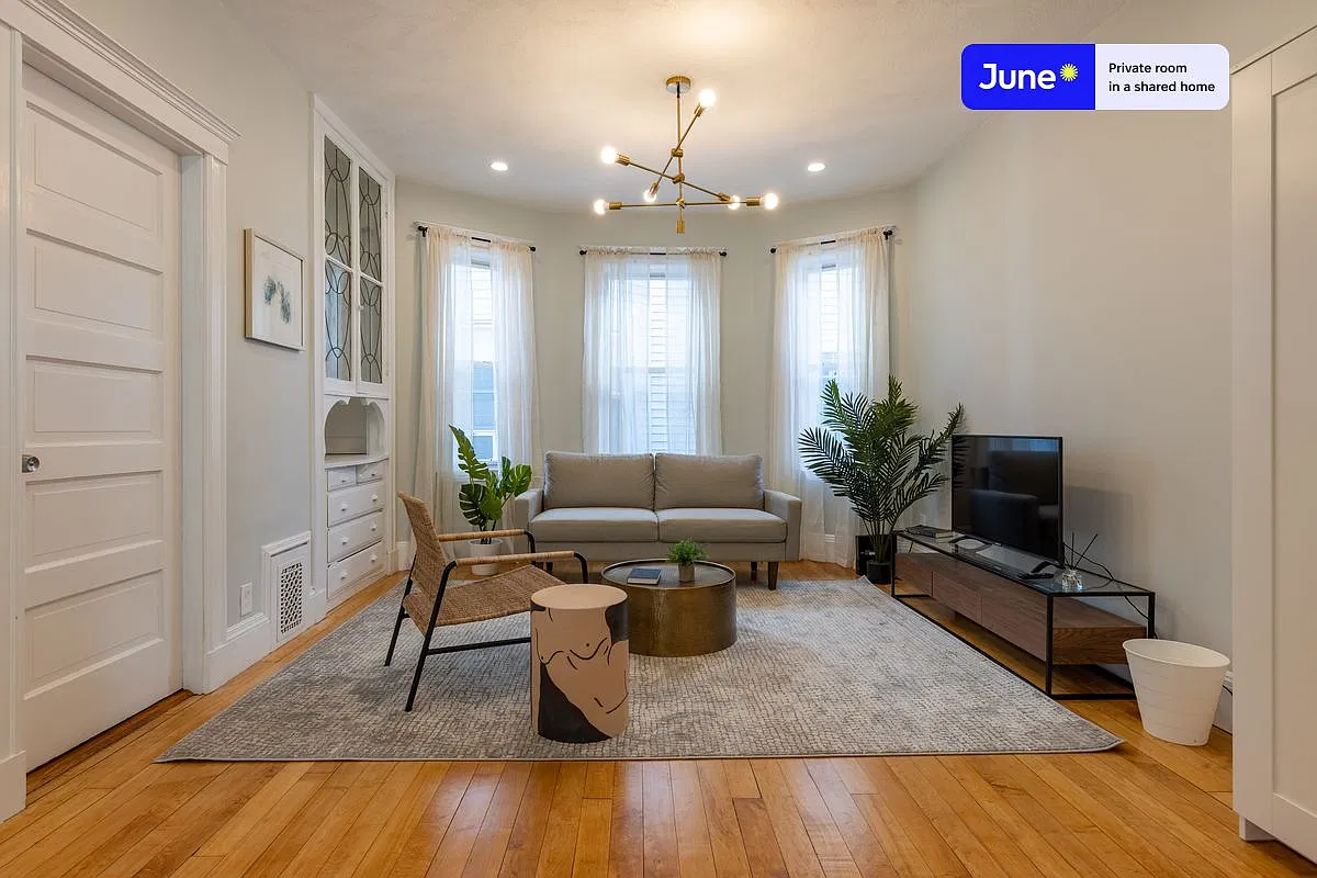 Queen bedroom in 4 bed/2 bath home in Savin Hill #330 C — Photo 3