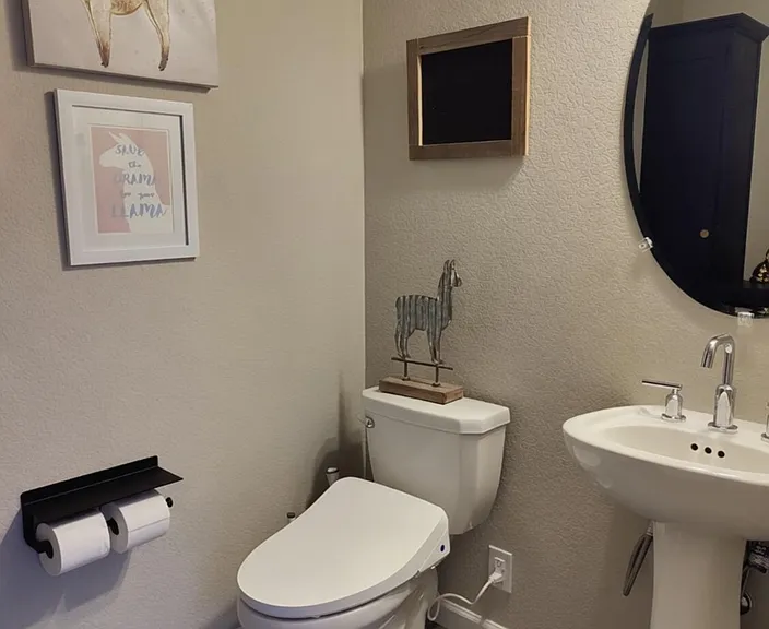 Half bathroom, 1st floor