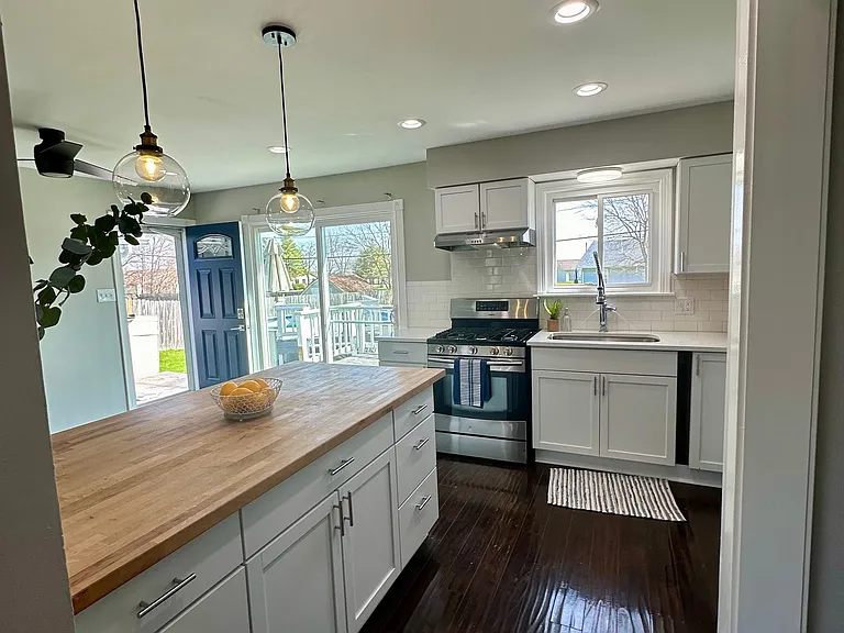561 Eastwood Dr — Photo 8