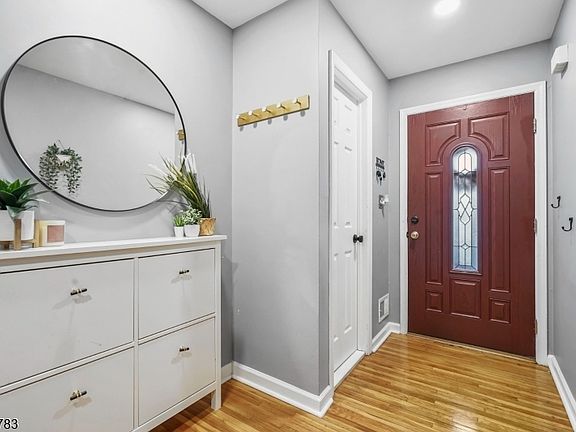 3rd image of 424 Tall Oak Ln