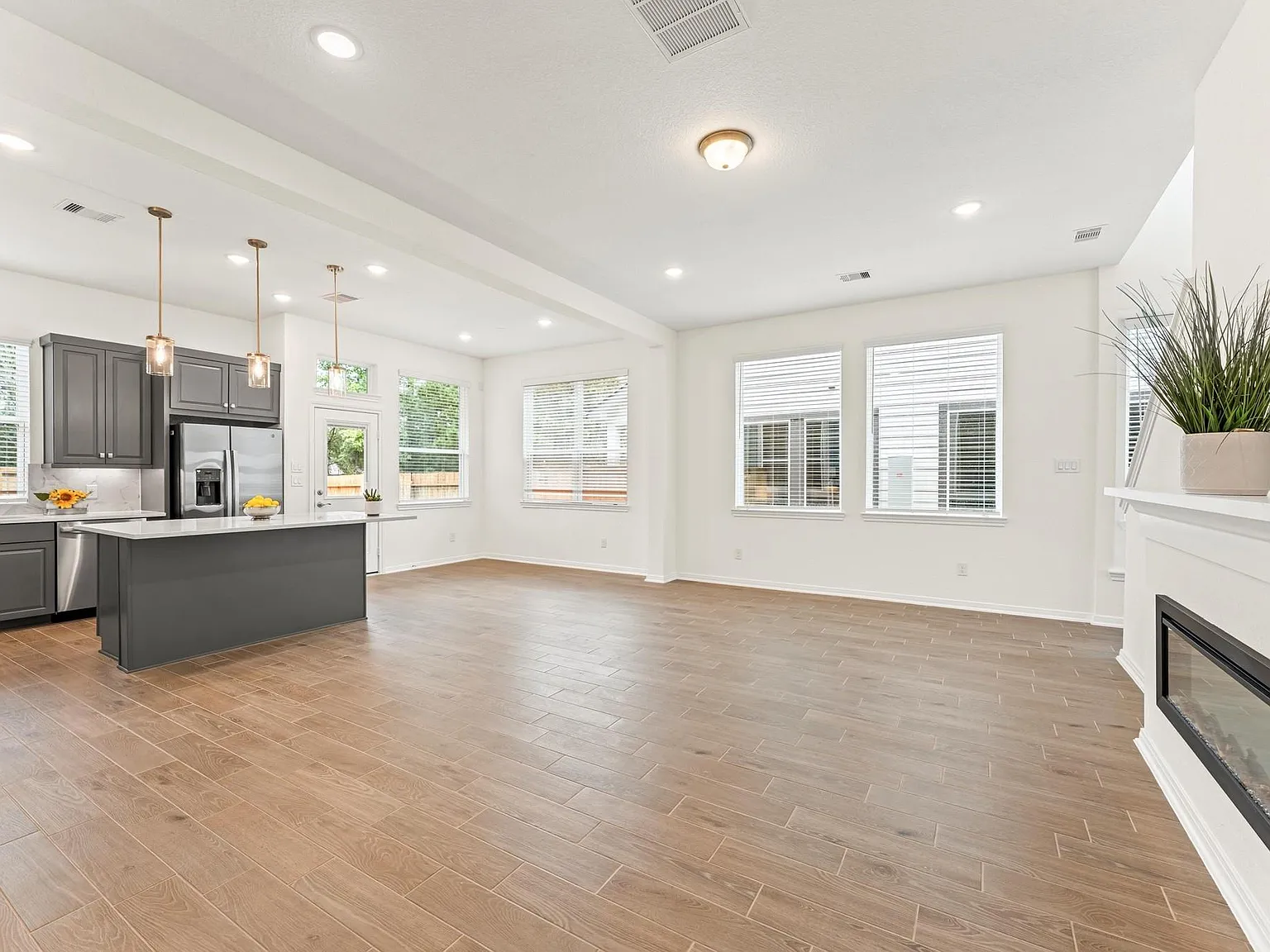 3 bed, 2.5 bath, 2098 sqft, $2,300 — Photo 1