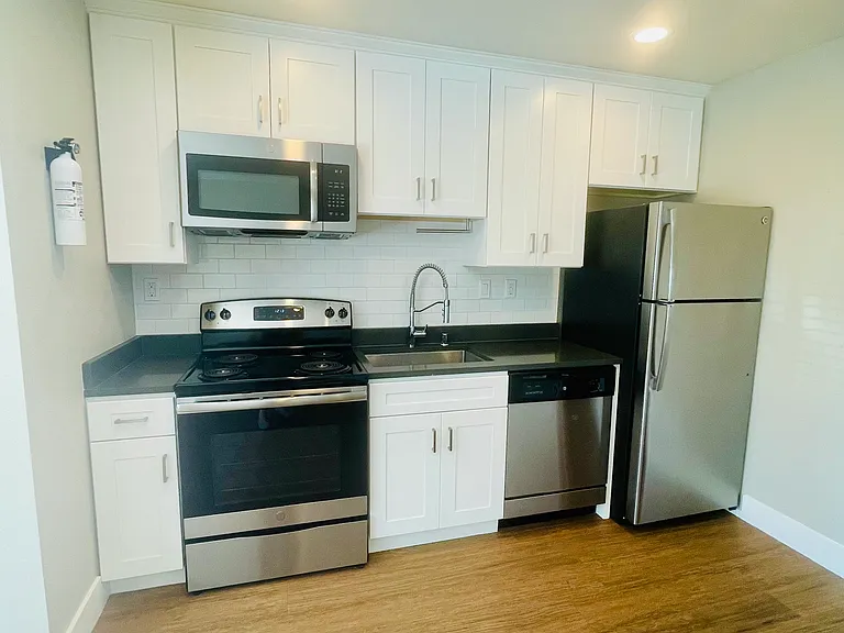 1x1 - 480 SqFt Kitchen /Living room